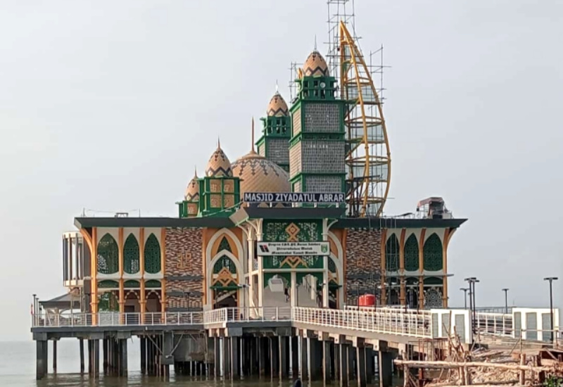 Pemandangan Masjid Apung di Pantai Pagatan Kabupaten Tanah Bumbu, Kalimantan Selatan Yang Akan Diresmikan Bupati Tanah Bumbu di Akhir November 2023