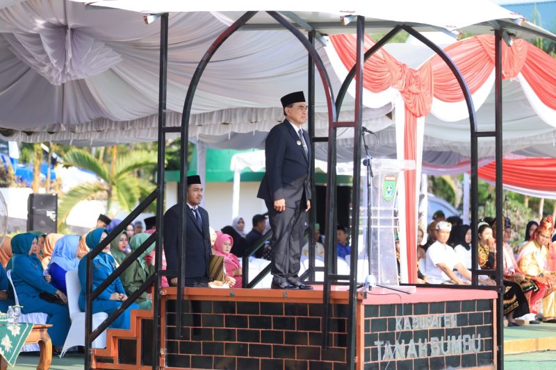 Bupati Tanah Bumbu dr HM Zairullah Azhar Saat Jadi Inspektur Upacara Hari Pahlawan