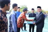 Zairullah Azhar Serahkan Bantuan ke Kelompok Tani Tanah Bumbu