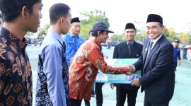 Zairullah Azhar Serahkan Bantuan ke Kelompok Tani Tanah Bumbu