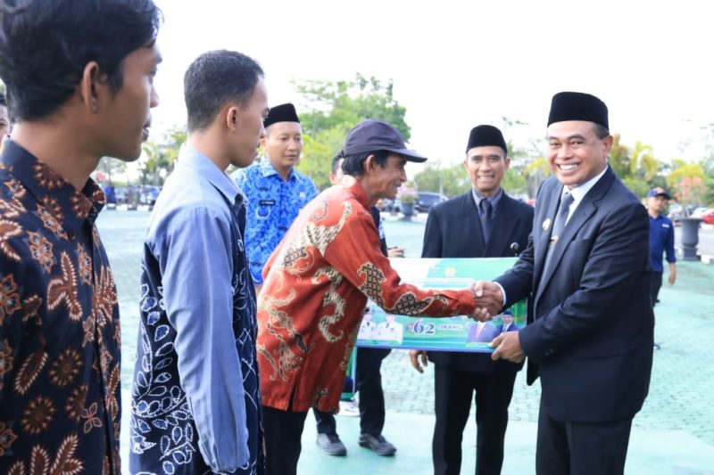Zairullah Azhar Serahkan Bantuan ke Kelompok Tani Tanah Bumbu