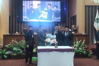 Metro Kalsel / Penandatangan Dua Buah Raperda Menjadi Perda di Kantor DPRD Tanah Bumbu