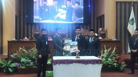 Metro Kalsel / Penandatangan Dua Buah Raperda Menjadi Perda di Kantor DPRD Tanah Bumbu