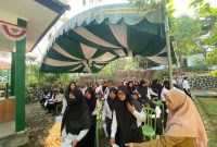 Peserta PPPK Formasi Guru Saat Diarahkan Untuk Masuk Ruangan CAT BKPSDM Tanah Bumbu