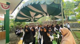 Peserta PPPK Formasi Guru Saat Diarahkan Untuk Masuk Ruangan CAT BKPSDM Tanah Bumbu