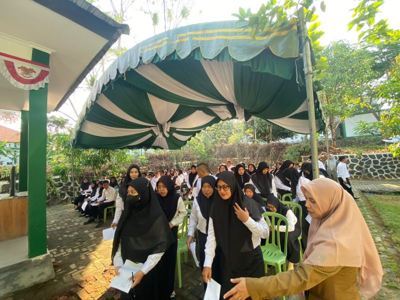 Peserta PPPK Formasi Guru Saat Diarahkan Untuk Masuk Ruangan CAT BKPSDM Tanah Bumbu