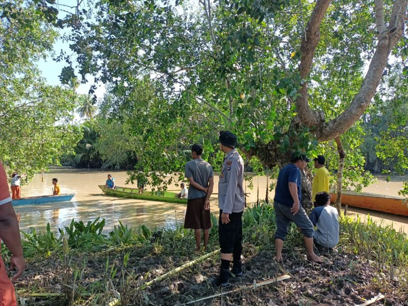 Istimewa / Warga dan Polsek Pamukan Utara Kotabaru Saat Melakukan Pencarian Korban Yang Disambar Buaya Sungai