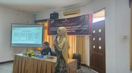 E Ahadiani / Komisioner KPU Kotabaru, Dessy Puji Lestari Saat Sampaikan Sosialisasi APK dan Masa Kampanye