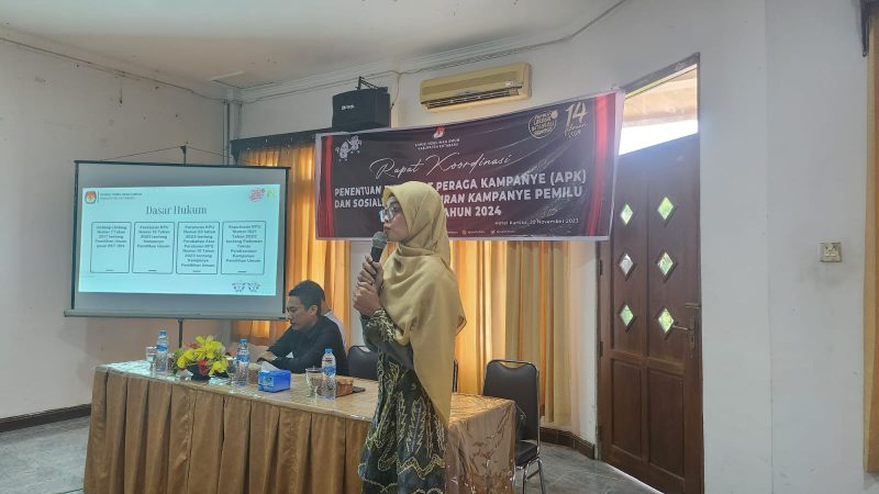 E Ahadiani / Komisioner KPU Kotabaru, Dessy Puji Lestari Saat Sampaikan Sosialisasi APK dan Masa Kampanye