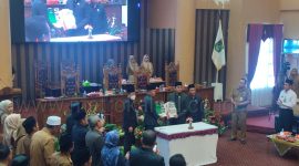 M Hidayat / Serah Terima Berkas RAPBD 2024 Yang Ditandatangani Bersama Antara Eksekutif dan Legislatif di DPRD Tanah Bumbu, Senin (20/11/2023) 