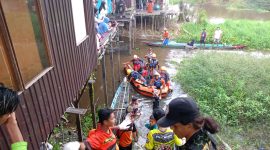 Basarnas / Tim SAR Gabungan Evakuasi Korban Tenggelam di Sungai Kuini Tapus Jembatan Kabupaten Hulu Sungai Utara