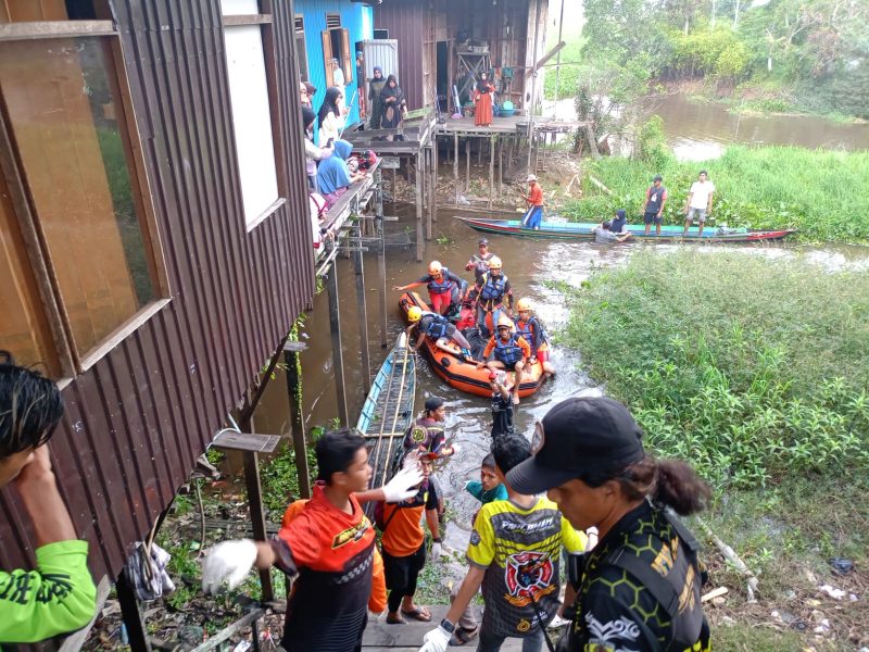 Basarnas / Tim SAR Gabungan Evakuasi Korban Tenggelam di Sungai Kuini Tapus Jembatan Kabupaten Hulu Sungai Utara