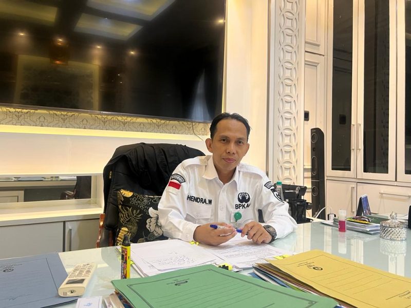 Man Hidayat / Kepala Badan Pengelolaan Keuangan dan Aset Daerah (BPKAD) Tanah Bumbu, Hendra Wardani