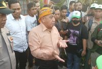 Kepala Disnakertran Kotabaru, H Sugian Noor Saat Sambut Puluhan Serikat Buruh