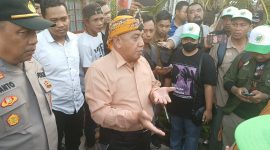 Kepala Disnakertran Kotabaru, H Sugian Noor Saat Sambut Puluhan Serikat Buruh