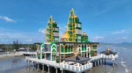 Penampakan Masjid Apung Pagatan Kabupaten Tanah Bumbu, Ziyadatul Abrar Jelang Diresmikan