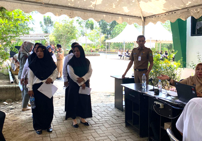 Suasana Antrian Saat Pelaksanaan Tes PPPK di Gedung CAT BKPSDM Kabupaten Tanah Bumbu, belum lama tadi
