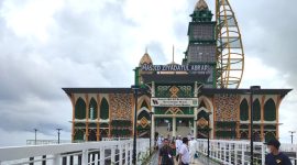 Foto : Hidayat / Suasana Masjid Apung Ziyadatul Abrar Setelah Diresmikan Bupati Tanah Bumbu dr HM Zairullah Azhar