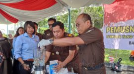 Foto : Hidayat / Kepala Kejaksaan Negeri Tanah Bumbu Dr Dinar Kripsiaji Saat Pimpin Pemusnahan Barang Bukti Yang Sudah Inkrah