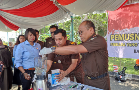 Foto : Hidayat / Kepala Kejaksaan Negeri Tanah Bumbu Dr Dinar Kripsiaji Saat Pimpin Pemusnahan Barang Bukti Yang Sudah Inkrah