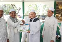 Asisten Bidang Pembangunan Setda Tanah Bumbu, Eryanto Rais, Serahkan Hadiah HUT Korpri di Kabupaten Tanah Bumbu di Pendopo Serambi Madinah