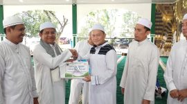 Asisten Bidang Pembangunan Setda Tanah Bumbu, Eryanto Rais, Serahkan Hadiah HUT Korpri di Kabupaten Tanah Bumbu di Pendopo Serambi Madinah