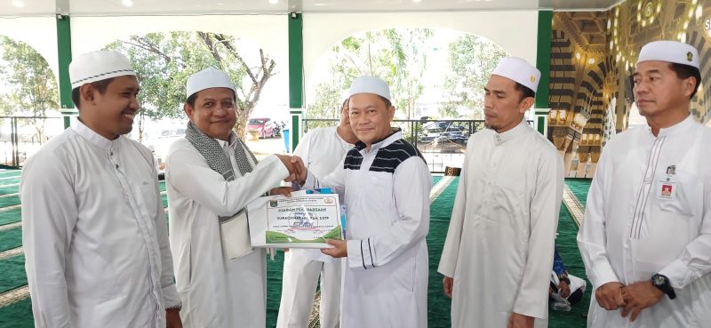 Asisten Bidang Pembangunan Setda Tanah Bumbu, Eryanto Rais, Serahkan Hadiah HUT Korpri di Kabupaten Tanah Bumbu di Pendopo Serambi Madinah