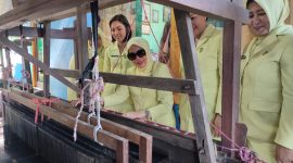 Foto : M Hidayat / Kunjungan IAD Kalsel dan Tanah Bumbu ke Tempat Produksi Kain Tenun Pagatan, Kamis (30/11/2023). 