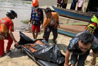 Foto : Basarnas / Tim SAR Evakuasi Korban Tenggelam dari Sungai Martapura, Kota Banjarmasin, Jumat (1/12/2023) 