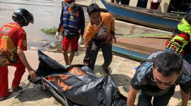 Foto : Basarnas / Tim SAR Evakuasi Korban Tenggelam dari Sungai Martapura, Kota Banjarmasin, Jumat (1/12/2023) 
