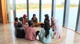 Foto : Hakim / Anak-anak di Desa Sungai Lembu Kecamatan Kusan Hilir Kabupaten Tanah Bumbu Saat Tadarusan Bersama di Masjid Apung Ziyadatul Abrar