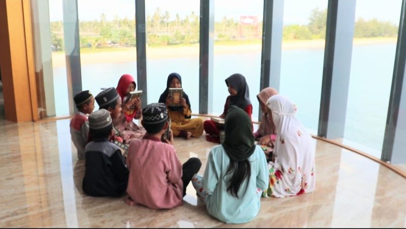 Foto : Hakim / Anak-anak di Desa Sungai Lembu Kecamatan Kusan Hilir Kabupaten Tanah Bumbu Saat Tadarusan Bersama di Masjid Apung Ziyadatul Abrar