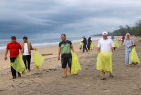 Foto : Istimewa / Aksi Bersih-bersih Tim Dinas PMD Tanah Bumbu di Pantai Angsana 