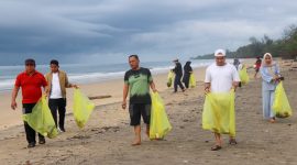 Foto : Istimewa / Aksi Bersih-bersih Tim Dinas PMD Tanah Bumbu di Pantai Angsana 