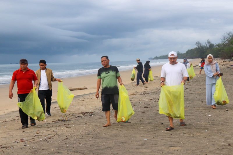 Foto : Istimewa / Aksi Bersih-bersih Tim Dinas PMD Tanah Bumbu di Pantai Angsana 