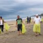 Foto : Istimewa / Aksi Bersih-bersih Tim Dinas PMD Tanah Bumbu di Pantai Angsana 