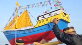 Foto : E. Ahadiani / Proses Melarutkan Kapal ke Pantai Teluk Tamiang Kabupaten Kotabaru