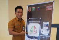 Foto : M Hidayat / Akhmad Salehuddin Saat Perlihatkan Aplikasi MC Tanbu