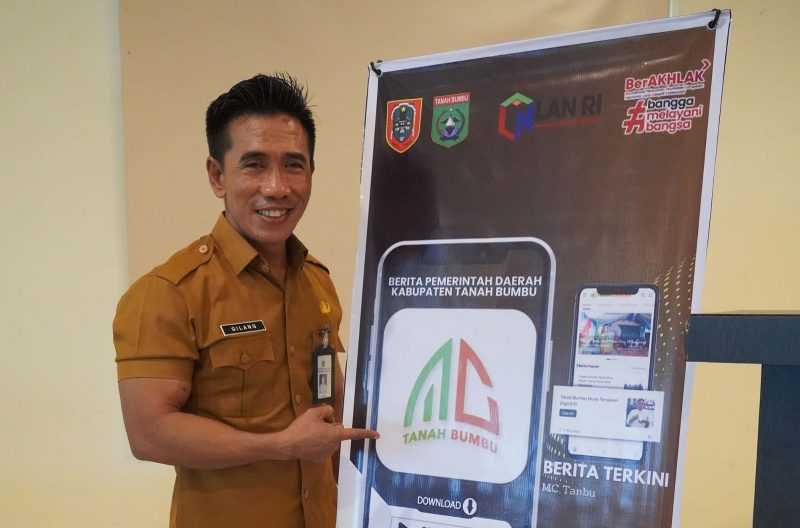 Foto : M Hidayat / Akhmad Salehuddin Saat Perlihatkan Aplikasi MC Tanbu