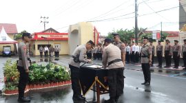 Foto : Istimewa / Upacara Sertijab Dua Pejabat Tinggi Polres Kotabaru, Senin (4/12/2023). 