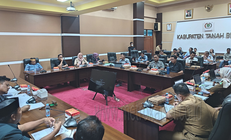 Foto : Hidayat / RDP di DPRD Tanah Bumbu Terkait Persoalan Penggunaan Jalan Sompul Yang Merupakan Aset Daerah Namun Perusahaan Tak Berikan Kontribusi