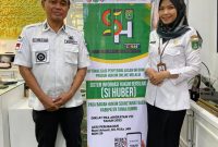 Foto : Hidayat / Bupati Tanah Bumbu dr HM Zairullah Azhar bersama Kabag Hukum Nani Arianti SH, M.Kn, MH, Saat Perlihatkan Inovasi SIHUBER