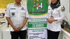 Foto : Hidayat / Bupati Tanah Bumbu dr HM Zairullah Azhar bersama Kabag Hukum Nani Arianti SH, M.Kn, MH, Saat Perlihatkan Inovasi SIHUBER