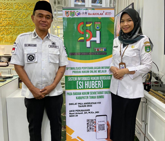 Foto : Hidayat / Bupati Tanah Bumbu dr HM Zairullah Azhar bersama Kabag Hukum Nani Arianti SH, M.Kn, MH, Saat Perlihatkan Inovasi SIHUBER