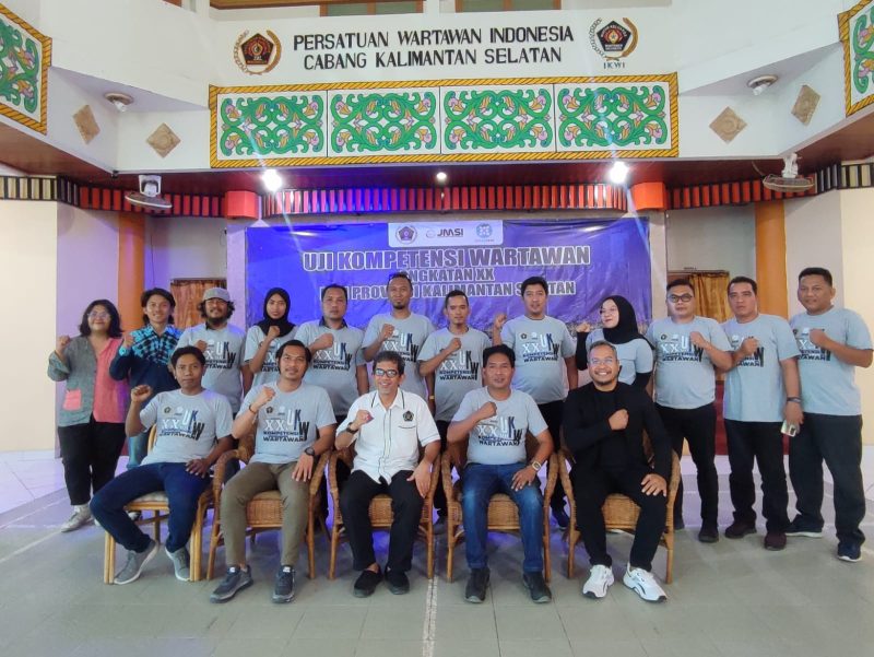 Foto : Istimewa / Foto Bersama Peserta UKW XX dan Pengurus JMSI Tanbu serta Penguji dan Pengurus PWI Kalsel