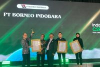 Foto : Istimewa / COO PT BIB Yaitu R Utoro, GM Empowerment & Sustainability PT BIB yaitu, Dindin Makinudin Empowerment & Development Departement Head, Silvyna Aditia dan Section Head Economi rill, Zulfan Efendi, Saat Terima Penghargaan