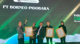 Foto : Istimewa / COO PT BIB Yaitu R Utoro, GM Empowerment & Sustainability PT BIB yaitu, Dindin Makinudin Empowerment & Development Departement Head, Silvyna Aditia dan Section Head Economi rill, Zulfan Efendi, Saat Terima Penghargaan