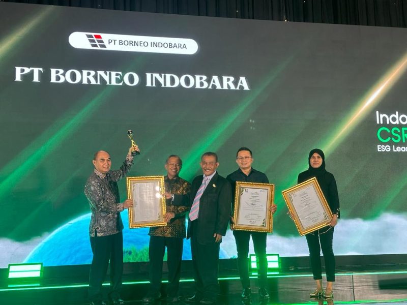 Foto : Istimewa / COO PT BIB Yaitu R Utoro, GM Empowerment & Sustainability PT BIB yaitu, Dindin Makinudin Empowerment & Development Departement Head, Silvyna Aditia dan Section Head Economi rill, Zulfan Efendi, Saat Terima Penghargaan