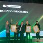 Foto : Istimewa / COO PT BIB Yaitu R Utoro, GM Empowerment & Sustainability PT BIB yaitu, Dindin Makinudin Empowerment & Development Departement Head, Silvyna Aditia dan Section Head Economi rill, Zulfan Efendi, Saat Terima Penghargaan