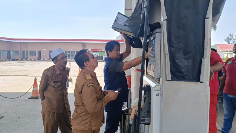 Foto : Istimewa / Kadis Kumdagri Tmabu, Hamaludun Tahir Saat Lakukan Pengawasan di SPBU Jelang Nataru, Selasa (19/12/2023). 